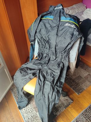 Chaqueta moto cordura y traje de agua.