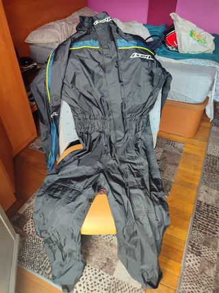 Chaqueta moto cordura y traje de agua.
