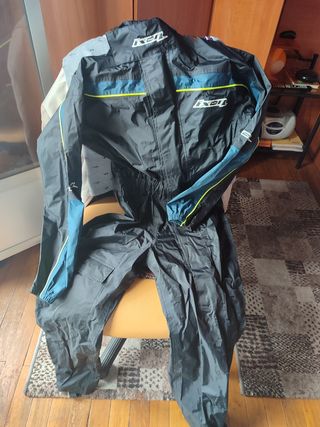 Chaqueta moto cordura y traje de agua.