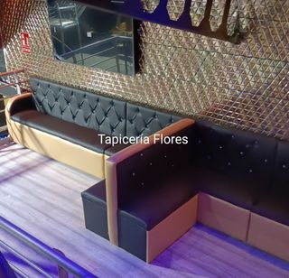 Bancos, sofá, mesas, puff, sillas