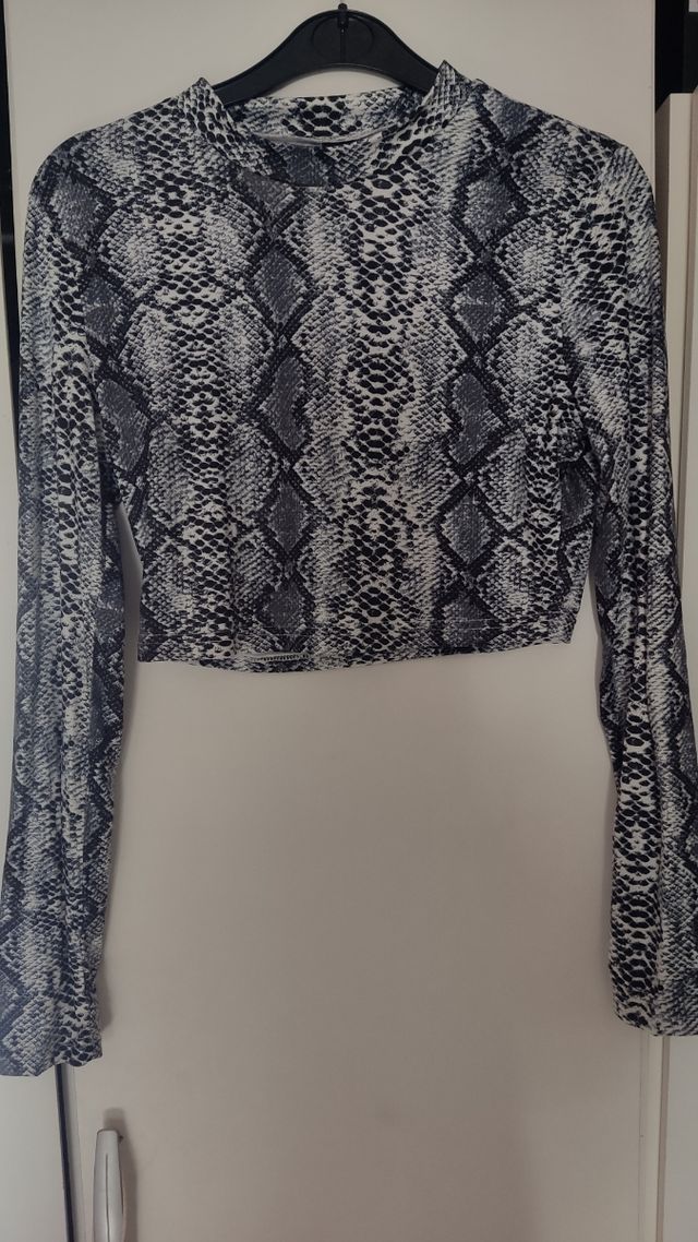 Crop top serpiente gris/negro