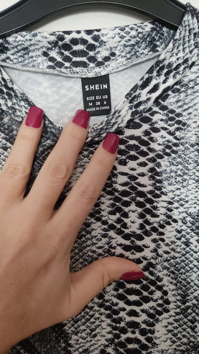 Crop top serpiente gris/negro