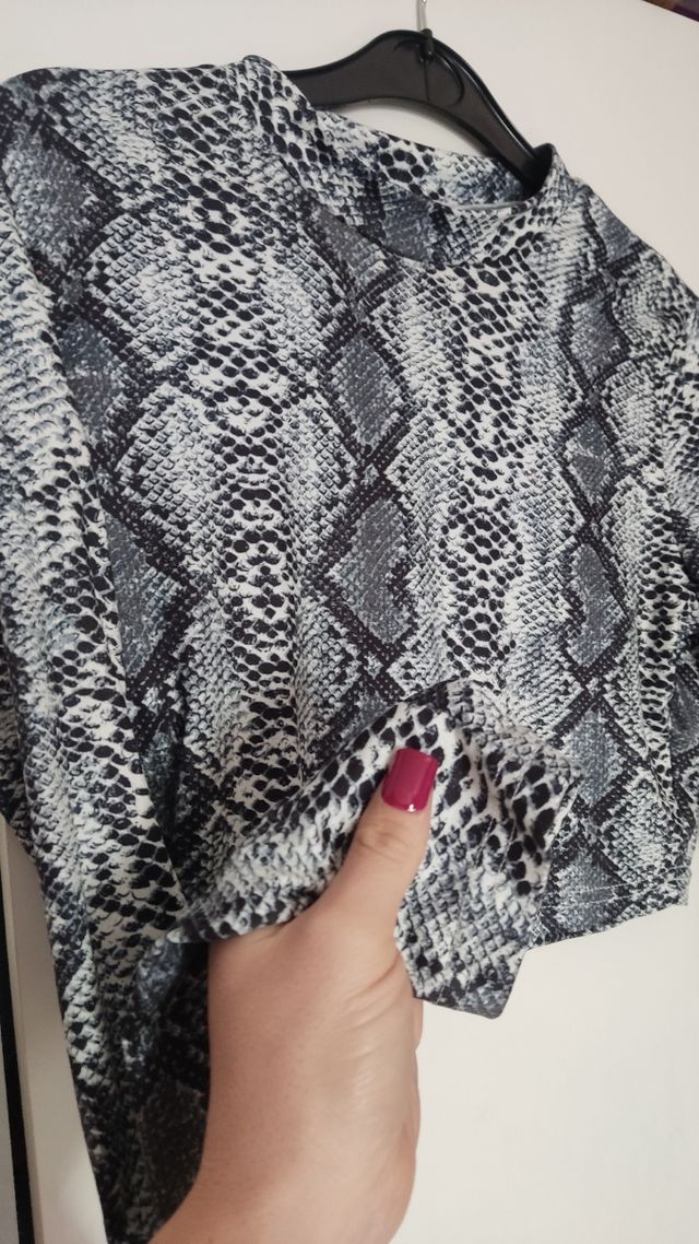 Crop top serpiente gris/negro