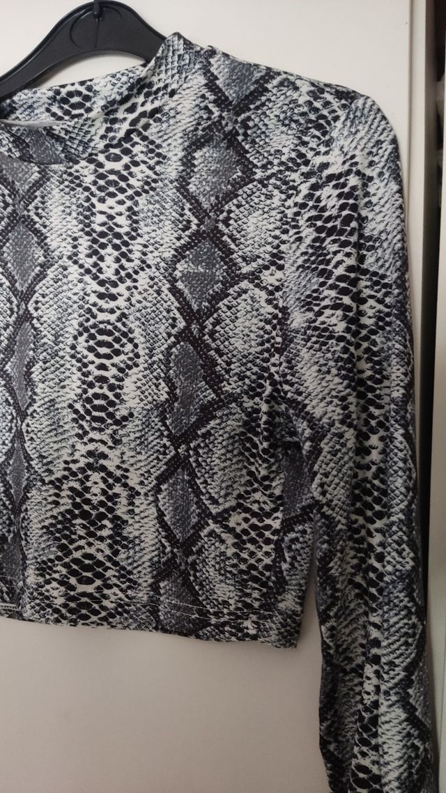 Crop top serpiente gris/negro