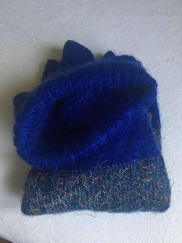 Jersey azul cuello alto.