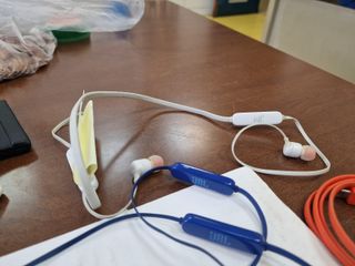 Tris di cuffie JBL due 110Bt e una 205bt con cavo