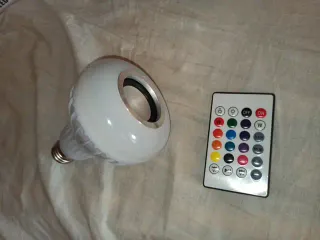 Altavoz-bombilla LED Bluetooth con mando nuevo