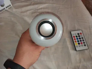 Altavoz-bombilla LED Bluetooth con mando nuevo