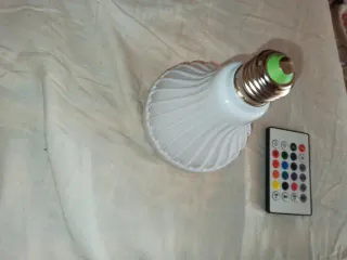 Altavoz-bombilla LED Bluetooth con mando nuevo