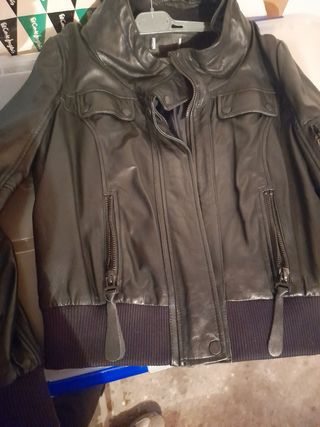 Cazadora piel negra zara