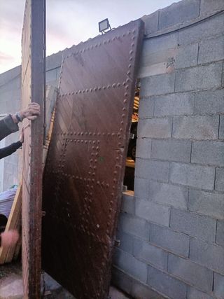 Portón de madera maciza