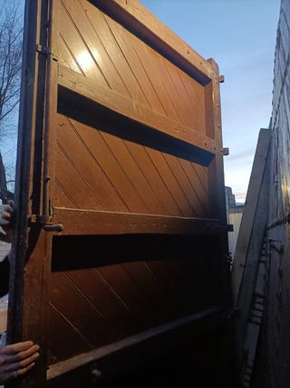 Portón de madera maciza