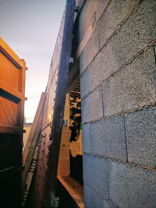 Portón de madera maciza