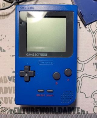 Game boy pokect original con imagen Blanco y negro