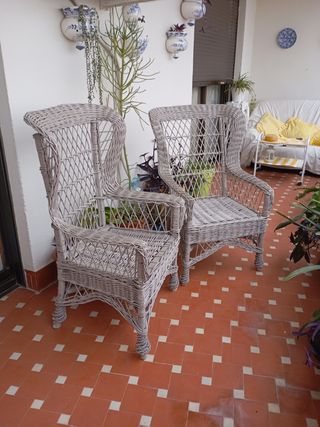 Dos sillones de mimbre