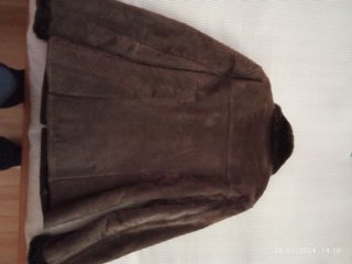 Chaqueta de ante y pelito por dentro.