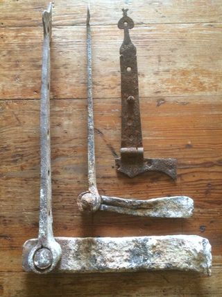 Antiguas bisagras hierro portal puerta masia