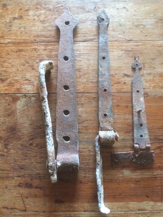 Antiguas bisagras hierro portal puerta masia