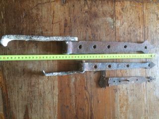 Antiguas bisagras hierro portal puerta masia