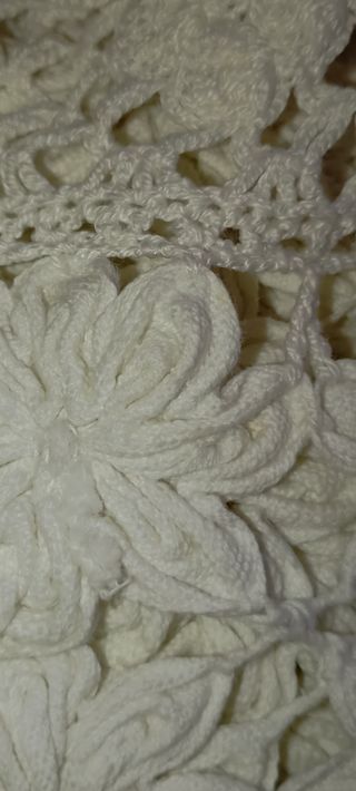 Antigua colcha de flores calada con puntilla.