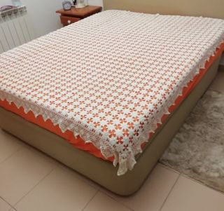 Antigua colcha de flores calada con puntilla.