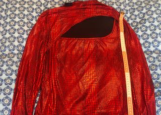 Camiseta de vestir roja y negra