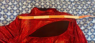 Camiseta de vestir roja y negra