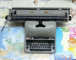 Máquina de escribir Hispano Olivetti antigua