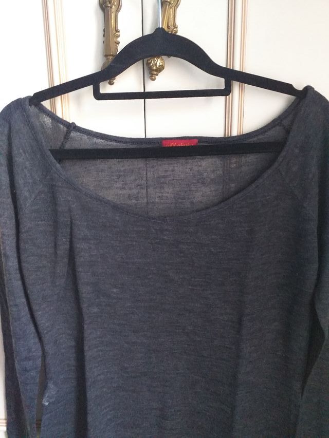 Camiseta manga larga gris oscura semitransparente.