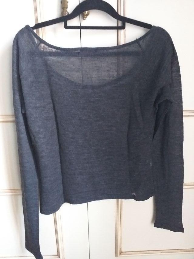 Camiseta manga larga gris oscura semitransparente.