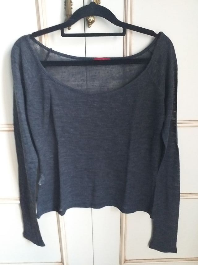 Camiseta manga larga gris oscura semitransparente.