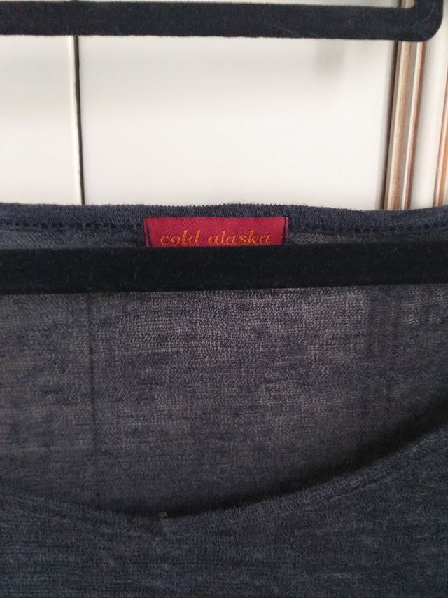 Camiseta manga larga gris oscura semitransparente.