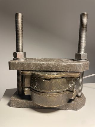 Mufla y brida para portesis dental
