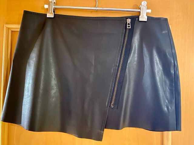 Falda negra polipiel 