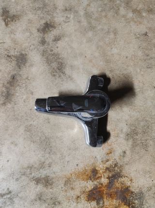 Mueble lavabo con grifo blanco