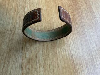 Pulsera de cuero de Carolina Herrera color marron