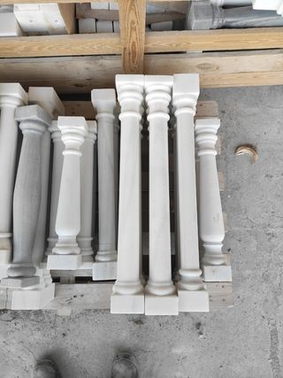 Columna, arcos y jarrones