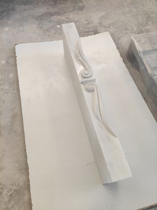 Columna, arcos y jarrones