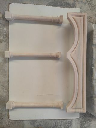 Columna, arcos y jarrones