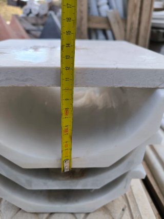 Columna, arcos y jarrones