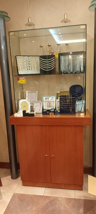 Vitrina de cristal con cerradura y