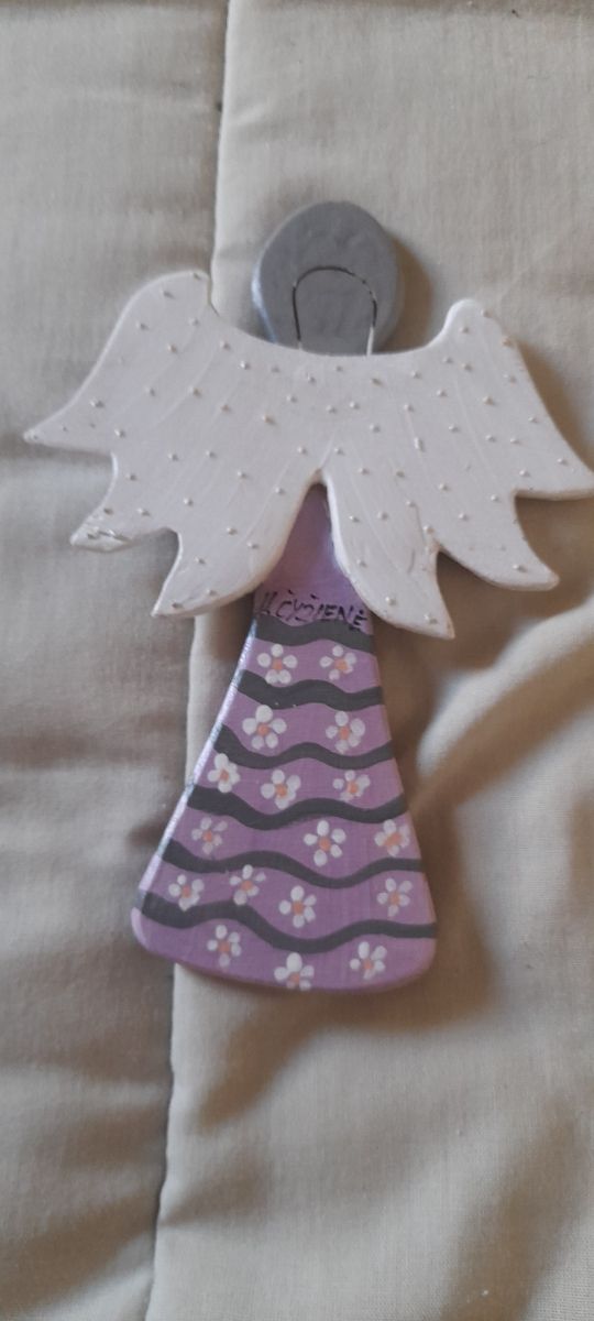 Angelo di legno fatto a mano