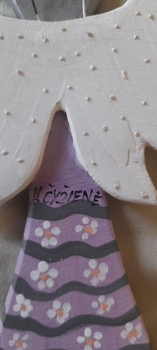 Angelo di legno fatto a mano