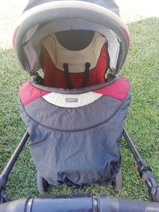 Carrinho de bebé e acessórios.