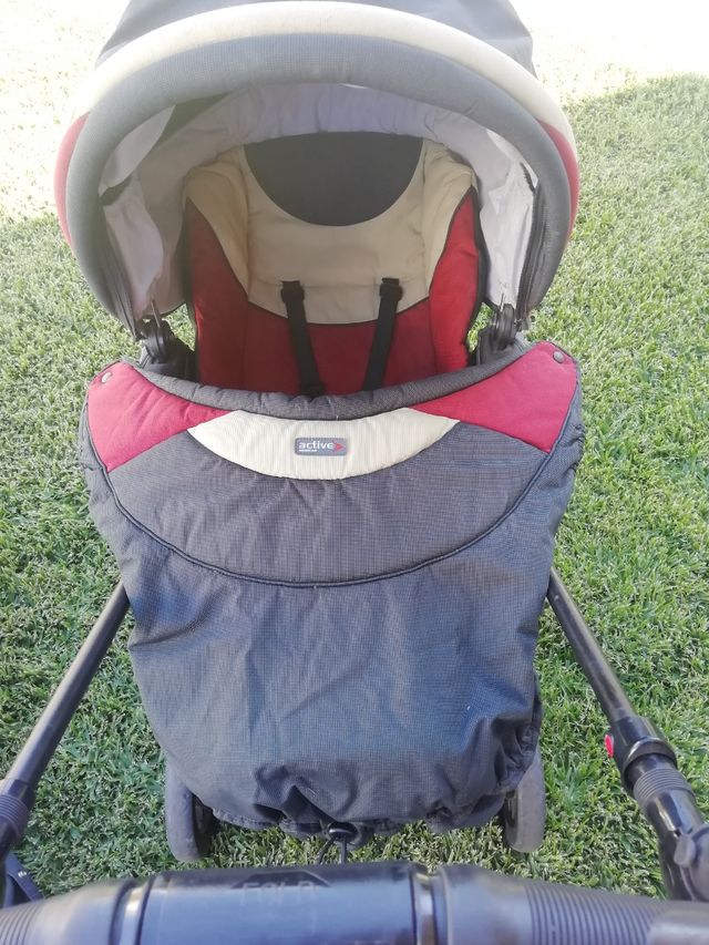 Carrinho de bebé e acessórios.