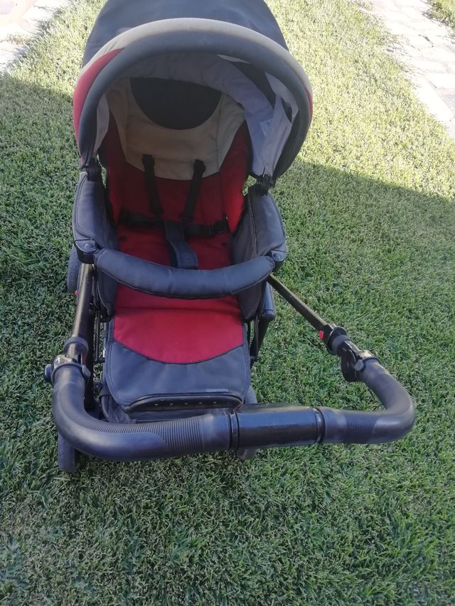 Carrinho de bebé e acessórios.