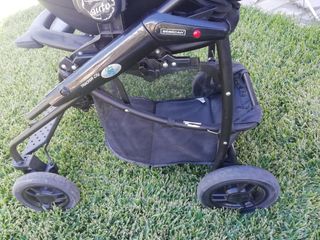 Carrinho de bebé e acessórios.