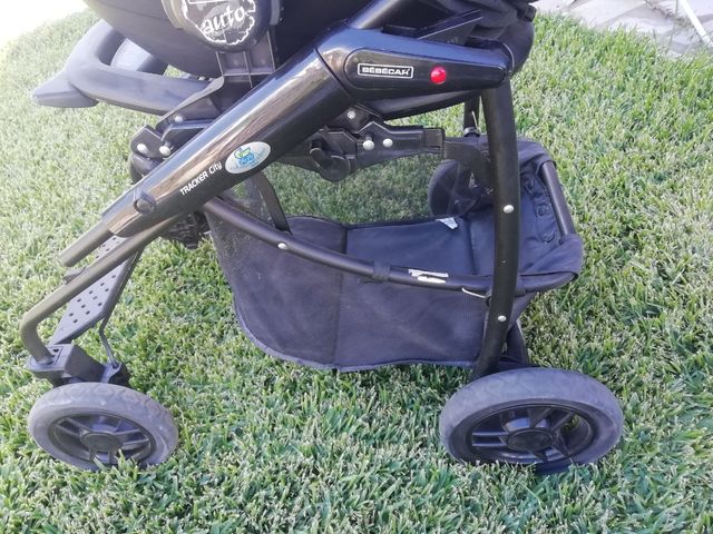 Carrinho de bebé e acessórios.