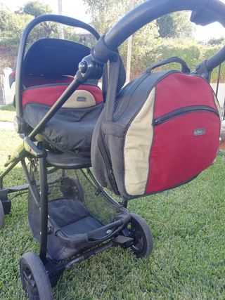 Carrinho de bebé e acessórios.