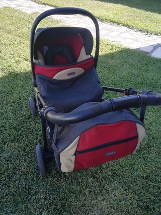 Carrinho de bebé e acessórios.